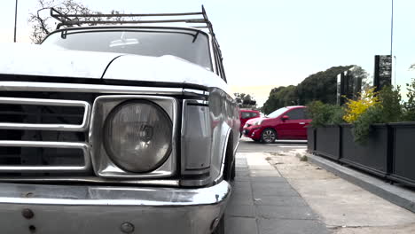 Old-gray-retro-car,-headlight-closeup