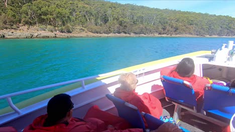 Bruny-Island,-Tasmanien,-Australien---15.-März-2019:-Passagiere-Auf-Dem-Heimweg-Nach-Einer-Aufregenden-Hochgeschwindigkeits-Touristenbootfahrt-Auf-Bruny-Island-In-Tasmanien