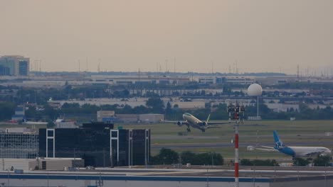 Aer-Lingus-A330-Flugzeug-Startet-In-Mississauga,-Ontario,-Kanada-–-5.-Juli-2023