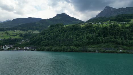Fascinante-Belleza-Natural-Del-Paisaje-De-Suiza-Con-Montañas,-Lagos-Y-Nubes