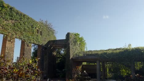 Okinawa-Tropical-Dream-Center,-Backsteinmauern-Und-Brunnen-In-Der-Präfektur-Naga,-Sommerzeit,-Kippschuss,-Heißer,-Friedlicher-Zen-Japan-Garten,-Ökologieumgebung