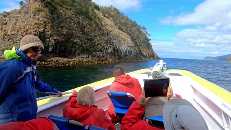 Bruny-Island,-Tasmania,-Australia---15-De-Marzo-De-2019:-Pasajeros-En-La-Parte-Delantera-De-Un-Barco-Turístico-De-Alta-Velocidad-En-Bruny-Island-En-Tasmania