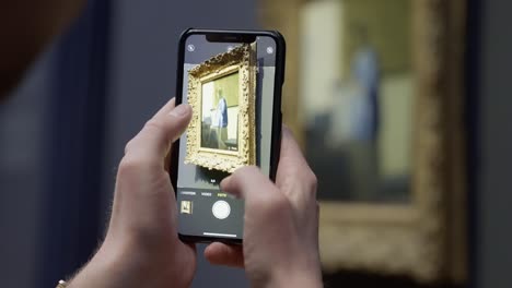 Capturando-La-Belleza-Atemporal-Del-Arte:-Un-Visitante-Entusiasta-Inmortaliza-La-Obra-Maestra-De-Vermeer-En-El-Rijksmuseum-Con-Su-Teléfono-Inteligente