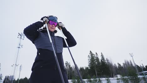 Majestätisch-Umlaufende-Zeitlupe,-Nahaufnahme-Einer-Skifahrerin,-Die-Ihre-Schutzbrille-Abnimmt