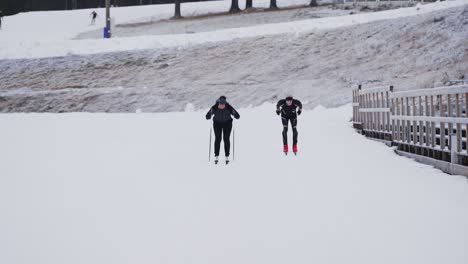 Esquiadores-En-Clima-Invernal-Esquiando-Hacia-La-Cámara-Y-Lo-Pasa
