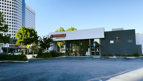 Chipotle-Mexican-Grill-Restaurant-Und-Parkplatz-In-4012-Riverside-Dr