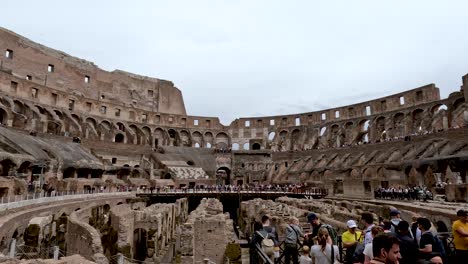 Innenansicht-Des-Kolosseum-Amphitheaters-In-Rom-Mit-Vielen-Touristen