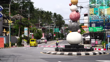 Shot-of-traffic-circle-road-on-phuket-island-at-daytime,-Thailand