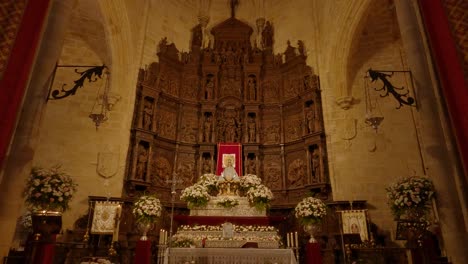 Tranquila-Inclinación-Hacia-Abajo-Sobre-El-Altar-En-La-Catedral-De-Santa-María