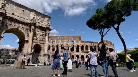 Turistas-Visitando-Y-Tomando-Fotos-Del-Coliseo-Y-El-Arco-De-Constantino-En-Roma