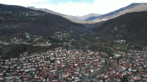 Ciudad-Balcánica-Construida-Al-Pie-De-La-Montaña