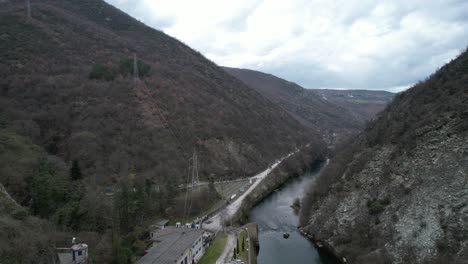 Blick-Von-Der-Spitze-Des-Flusses,-Der-Durch-Die-Berge-Fließt,-Treska-Fluss-In-Den-Bergen-Des-Balkans
