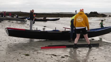 Currach-Event-Boot-Organisatoren-Montieren-Traditionelle-Irische-Boote-Am-Ufer-Des-Ladies-Beach