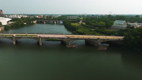 Puente-Peatonal-Del-Parque-Estatal-White-River-En-El-Centro-De-Indianápolis,-Indiana,-EE.UU.
