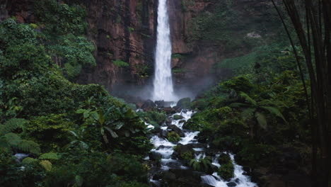 Luftaufnahme,-Die-Sich-Langsam-In-Richtung-Des-Wasserfalls-„Cotton-Blue-Waterfall“-Neigt,-Im-Bewölkten-Osten-Von-Java,-Indonesien