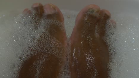 Nehmen-Sie-Die-Füße-Vor-Der-Behandlung-Aus-Dem-Wasser