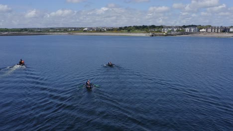 Blick-Aus-Der-Vogelperspektive-Auf-Wellen-Und-Kielwasser,-Die-Currach-Boote-Vor-Der-Küste-Von-Galway,-Irland,-Zurückgelassen-Haben