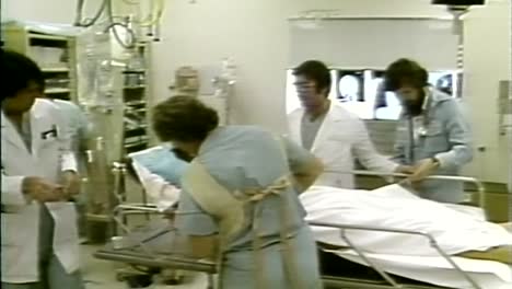 Médicos-Y-Enfermeras-De-La-Década-De-1980-Ayudando-A-Un-Paciente-En-El-Hospital.
