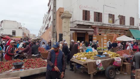 Casablanca-Medina,-alive-with-locals-trading-at-the-fruit-market