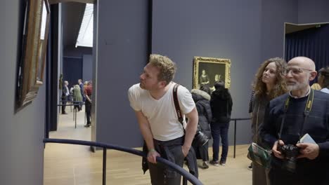 Begeistert-Umarmt-Ein-Junger-Mann-Vermeers-Meisterwerk-In-Der-Vermeer-Ausstellung-Des-Rijksmuseums-In-Amsterdam