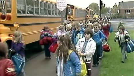 Schulkinder-Aus-Den-1980er-Jahren,-Die-In-Der-Nähe-Des-Busses-Spazieren