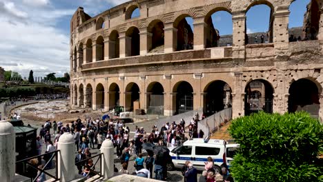 Gente-Entrando-Y-Saliendo-De-La-Entrada-Del-Coliseo-En-Roma.