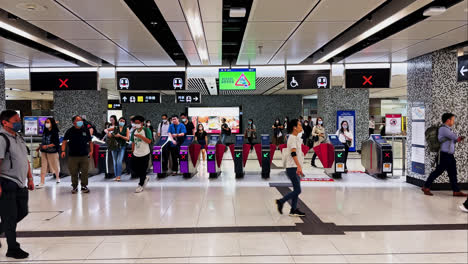 Zeitlupe-Maskierter-Pendler,-Die-Während-Des-Morgendlichen-Ansturms-Die-MTR-Station-In-Hongkong-Verlassen
