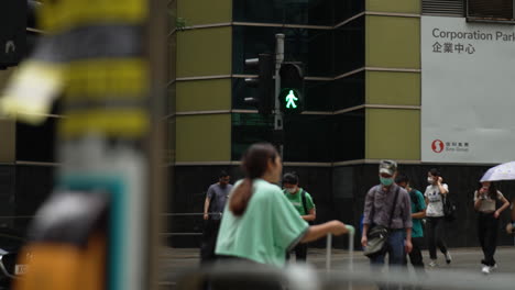 Toma-Estática-Y-Desenfocada-De-Un-Concurrido-Paso-De-Peatones-Con-Un-Semáforo-En-Hong-Kong