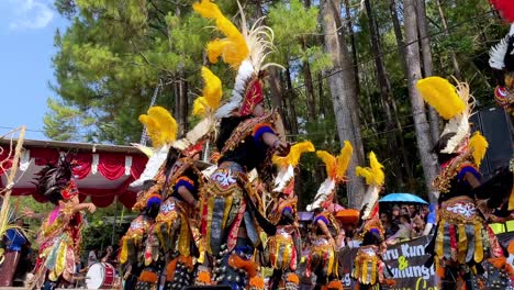 Primer-Plano-De-La-Danza-Tradicional-Con-Disfraces-En-El-Escenario-Durante-El-Día-Soleado-En-El-Centro-De-Java,-Indonesia