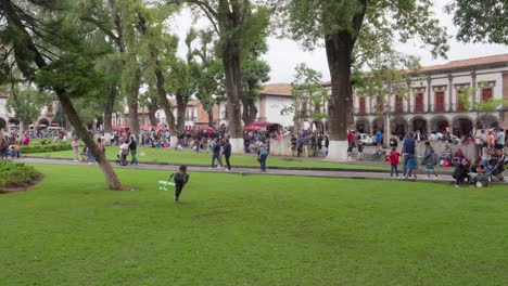 Mucha-Gente-En-La-Plaza-Principal-De-Pátzcuaro-En-El-Festival-Del-Globo.
