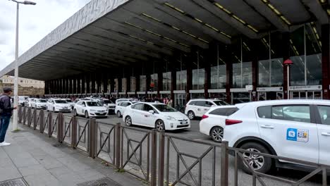 Queue-Of-White-Taxis-Outside-Rome-Termini-Station