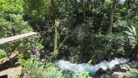 Ein-Taucher-Stürzt-Sich-In-Wasserfälle-In-Einem-Fluss