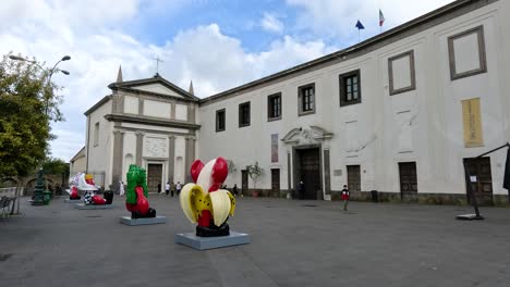 Coloridas-Piezas-De-Arte-Público-En-Exhibición-Fuera-Del-Museo-Nacional-De-San-Martino-En-Nápoles