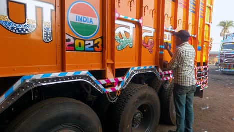 Zeitraffer-Einer-Person,-Die-Einen-Lastwagen-In-Maharashtra,-Indien,-Bemalt