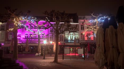 Nachtweite,-Kamerafahrt-Des-Von-Weihnachtslichtern-Beleuchteten-Vrijthof-Maastricht-Mestreech