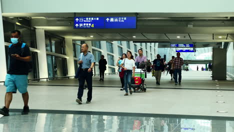 Static-shot-of-people-travelling-in-a-busy-airport-in-Hong-Kong