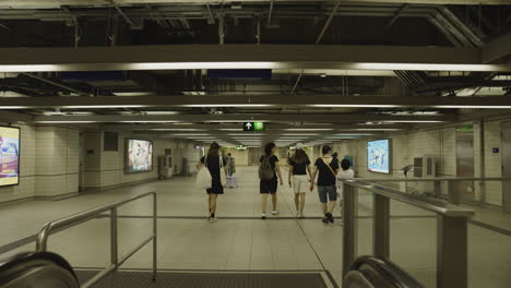 Dynamische-Aufnahme-Von-Menschen,-Die-Durch-Die-Hongkonger-U-Bahn-Gehen-Und-Sich-Den-Bahnsteigen-Nähern