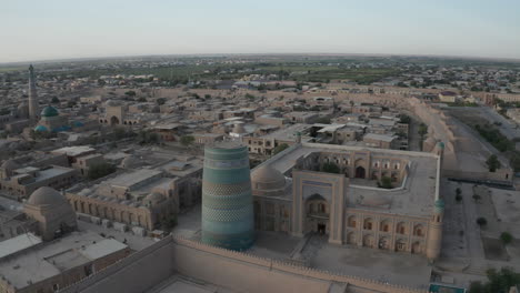 Luftdrohnenpunkt-Der-Itchan-Kala-Und-Alla-Kouli-Khan-Madrasa-In-Der-Alten-Ummauerten-Stadt-Chiwa-In-Usbekistan