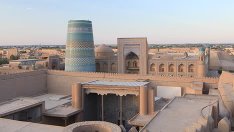 Die-Itchan-Kala-Und-Alla-Kouli-Khan-Madrasa-In-Der-Altstadt-Von-Chiwa-In-Usbekistan