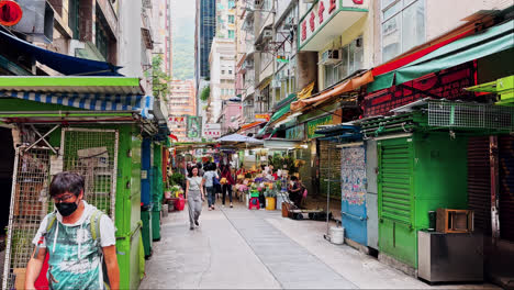 Gente-Caminando-En-La-Calle-Tai-Yuen-En-Cámara-Lenta-En-Wan-Chai,-Hong-Kong