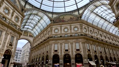 Wunderschöne-Architektur-Und-Menschen,-Die-In-Der-Galleria-Vittorio-Emanuele-II-In-Mailand-Spazieren-Gehen