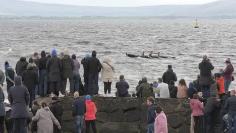 Touristen-Und-Zuschauer-Beobachten,-Wie-Die-Champion-Ruderer-Von-Currach-In-Der-Bucht-Von-Galway-Ein-Rennen-Absolvieren