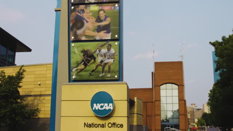 Schild-Des-Hauptquartiers-Der-National-College-Athletic-Association-Vor-Der-NCAA-Hall-Of-Champions-In-Indianapolis,-Indiana,-Vereinigte-Staaten