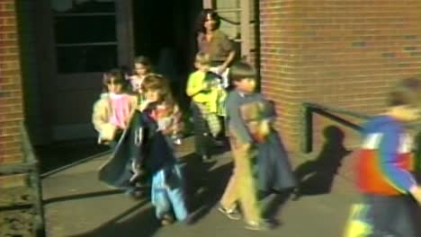 Niños-Pequeños-De-La-Década-De-1980-Que-Salen-De-La-Escuela-Primaria