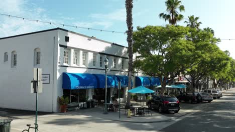 Torrance-Bakery-storefront-in-El-Prado,-California---establishing-shot