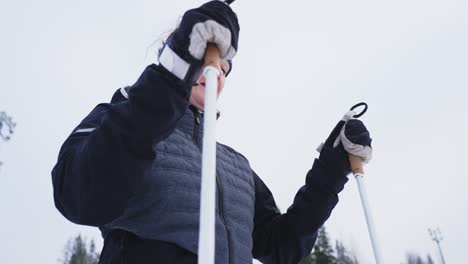 Skifahrerin-Bereitet-Sich-Auf-Den-Start-Eines-Langlaufwettbewerbs-Vor