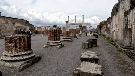 Turistas-Paseando-Por-Las-Ruinas-Históricas-De-La-Basílica-De-Pompeya