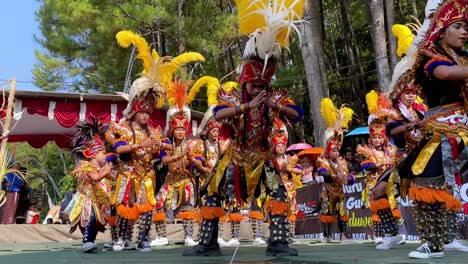 Der-Traditionelle-Javanische-Tanz-Namens-„Dayakan“-Erscheint-In-Farbenfrohen-Kostümen-Und-Accessoires-Mit-Haarigen-Kronen