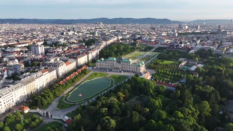 Palacio-Belvedere,-Atracción-Turística-Y-Complejo-Histórico-En-Viena,-Austria.