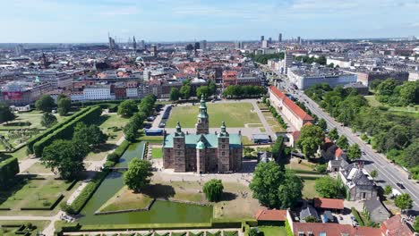 Rosenborg-Castle-and-King's-Garden-in-Copenhagen,-Denmark